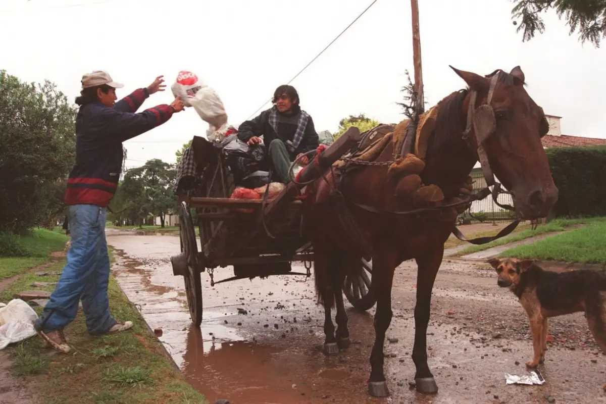 Recuerdos fotográficos: cuando los carreros se llevaban la basura de Yerba Buena a cambio de 1 peso