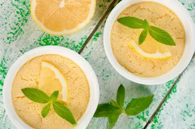 Postre fresco y delicioso: torta soufflé de limón sin azúcar y sin gluten