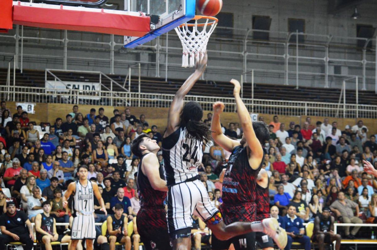 LA FIGURA. Joe Hampton anotó el triple que significó la victoria del conjunto tucumano