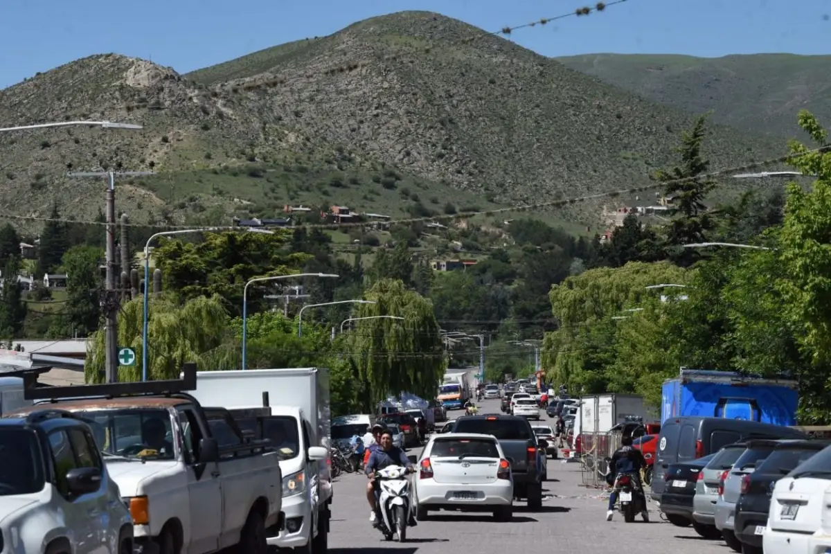 FLUJO CONSTANTE. El tránsito en la villa veraniega ya muestra la gran afluencia de visitantes que buscaron el aire del cerro para sus vacaciones. la gaceta / fotos de analía jaramillo