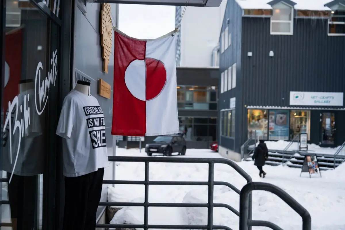 ROJA Y BLANCA. La enseña de Groenlandia cuelga en edificios de Nuuk.