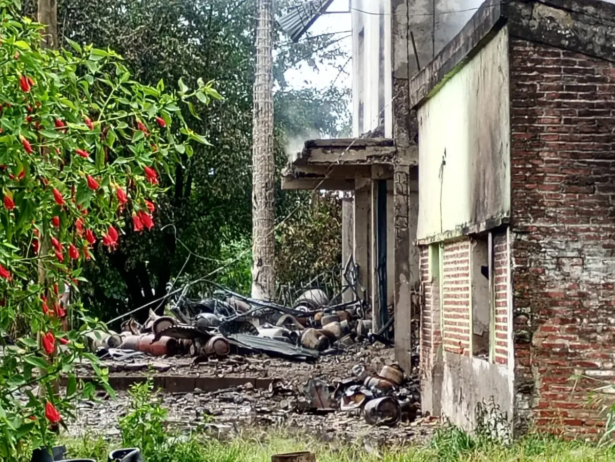 CEMENTERIO DE GARRAFAS. Las múltiples explosiones se produjeron por los elementos combustibles que había en el interior de los envases. LA GACETA / FOTOS DE ANDREA ACOSTA 