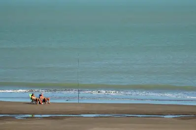 Cuál es el pueblo bonaerense de playas amplias y mar más cálido