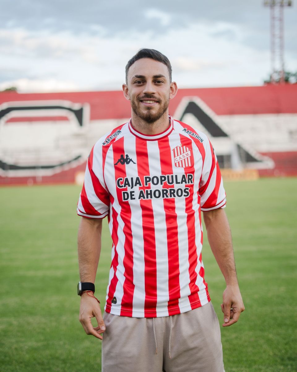 EN LA CIUDADELA. Nahuel Gallardo no ocultó su alegría al posar con la camiseta de San Martín.
