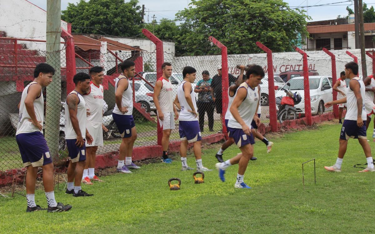 ENFOQUE TOTAL. El plantel del “Rojo” entrenó con intensidad antes del duelo clave del domingo.
