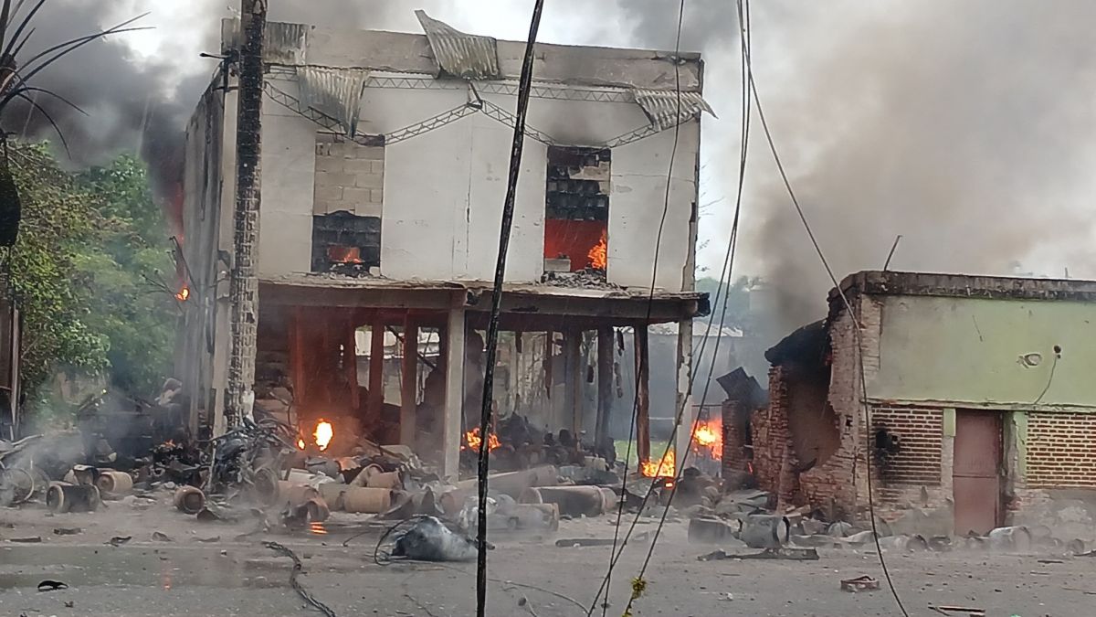 Incendio y explosión en Famaillá: ardió un depósito de garrafas y se activó un amplio operativo