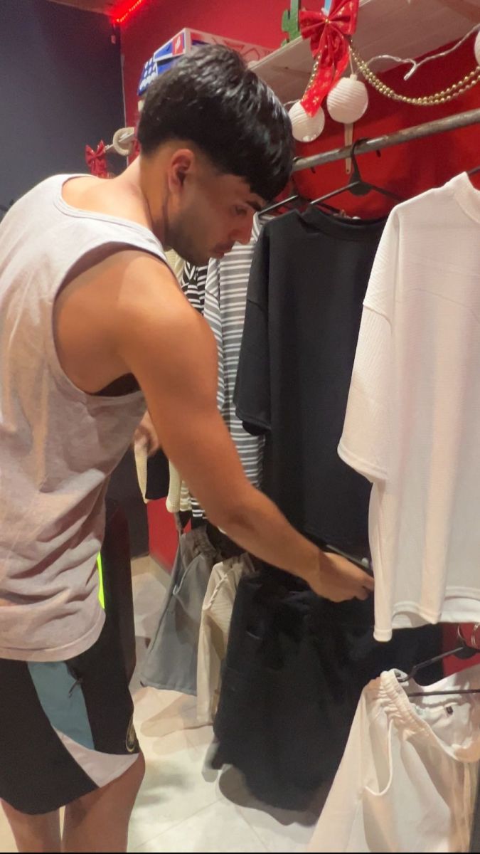 OTRO ROL. El defensor cuenta con un local de ropa, donde genera ingresos extras.