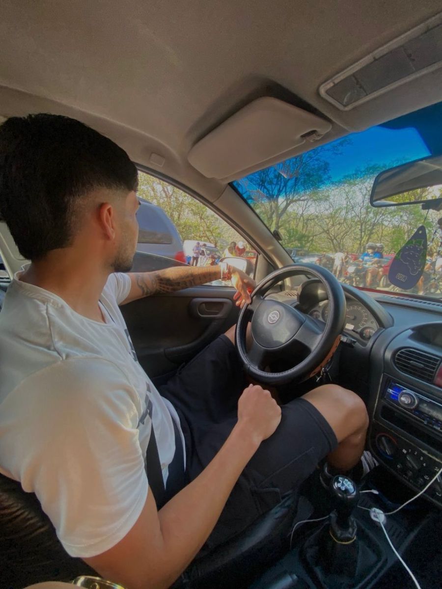 RECORRE LA CIUDAD. Cuando no está en un campo de juego, Mariano Toro trabaja como Uber.