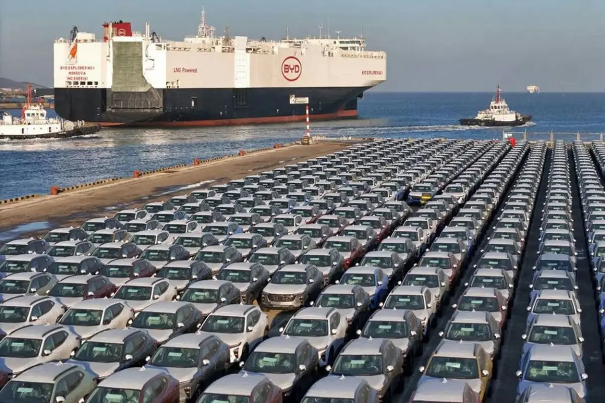 IMPORTACIONES. En los próximos días llegarán en barco a la Argentina poco más de 5.000 autos eléctricos.