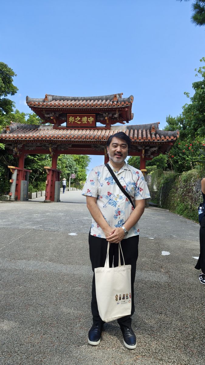 Frente al Shureimon, la puerta de entrada al castillo Shuri, símbolo del antiguo Reino de Ryukyu