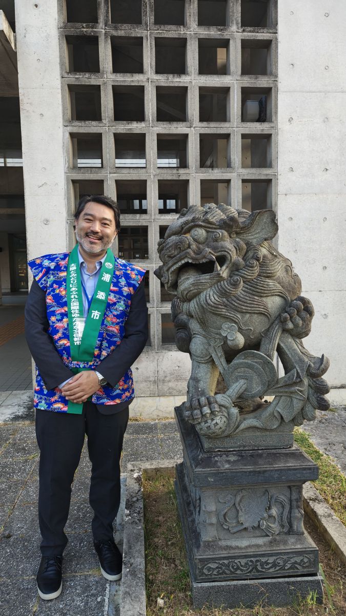 En el frente del municipio de Urasoe, un Shisa, una figura protectora contra los espíritus malignos que está presente en todos los hogares y edificios de Okinawa