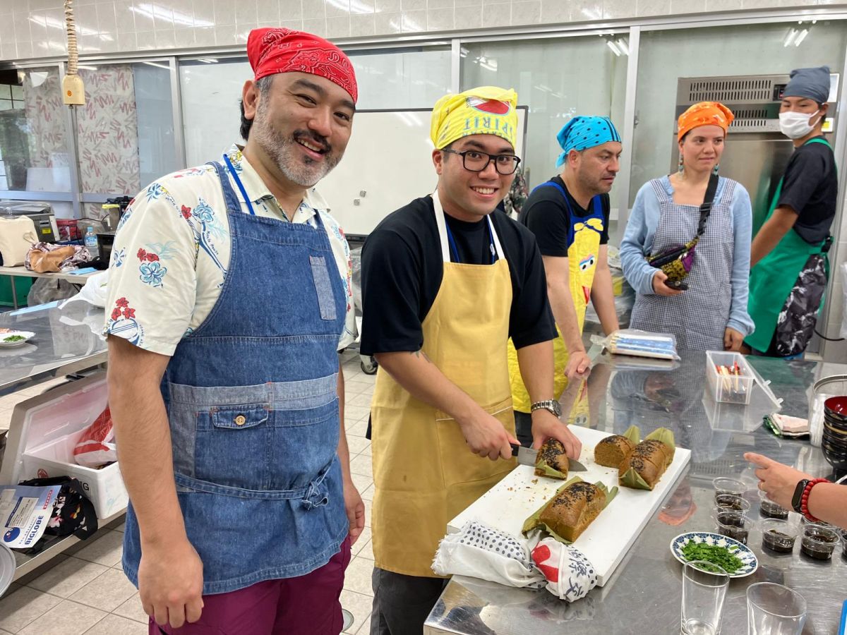 Preparación de agarasa, un budín de azúcar morena cocido al vapor durante la clase de cocina okinawense