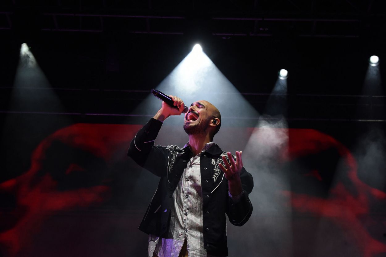 UN ARTISTA CON PERSONALIDAD. Abel Pintos se entregó plenamente al público que lo esperó en El Mollar, para celebrar sus 30 años en el escenario.