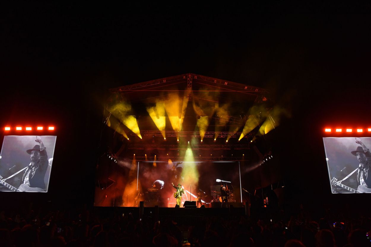 GRAN PRODUCCIÓN. El escenario montado en el Club El Mollar cumplió con las expectativas creadas por el artista y los concurrentes.