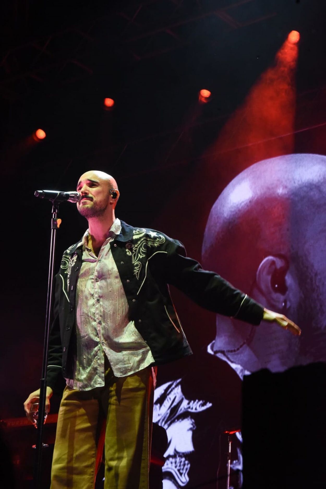 AMPLIO RECORRIDO. El vocalista interpretó un repertorio con todas sus canciones más pedidas.