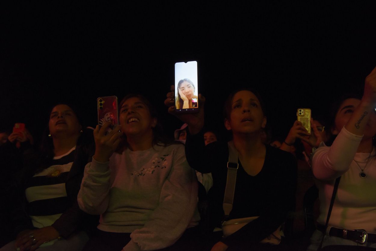 A LA DISTANCIA. Quien no pudo estar presente, debió conformarse con seguir el show por celular.