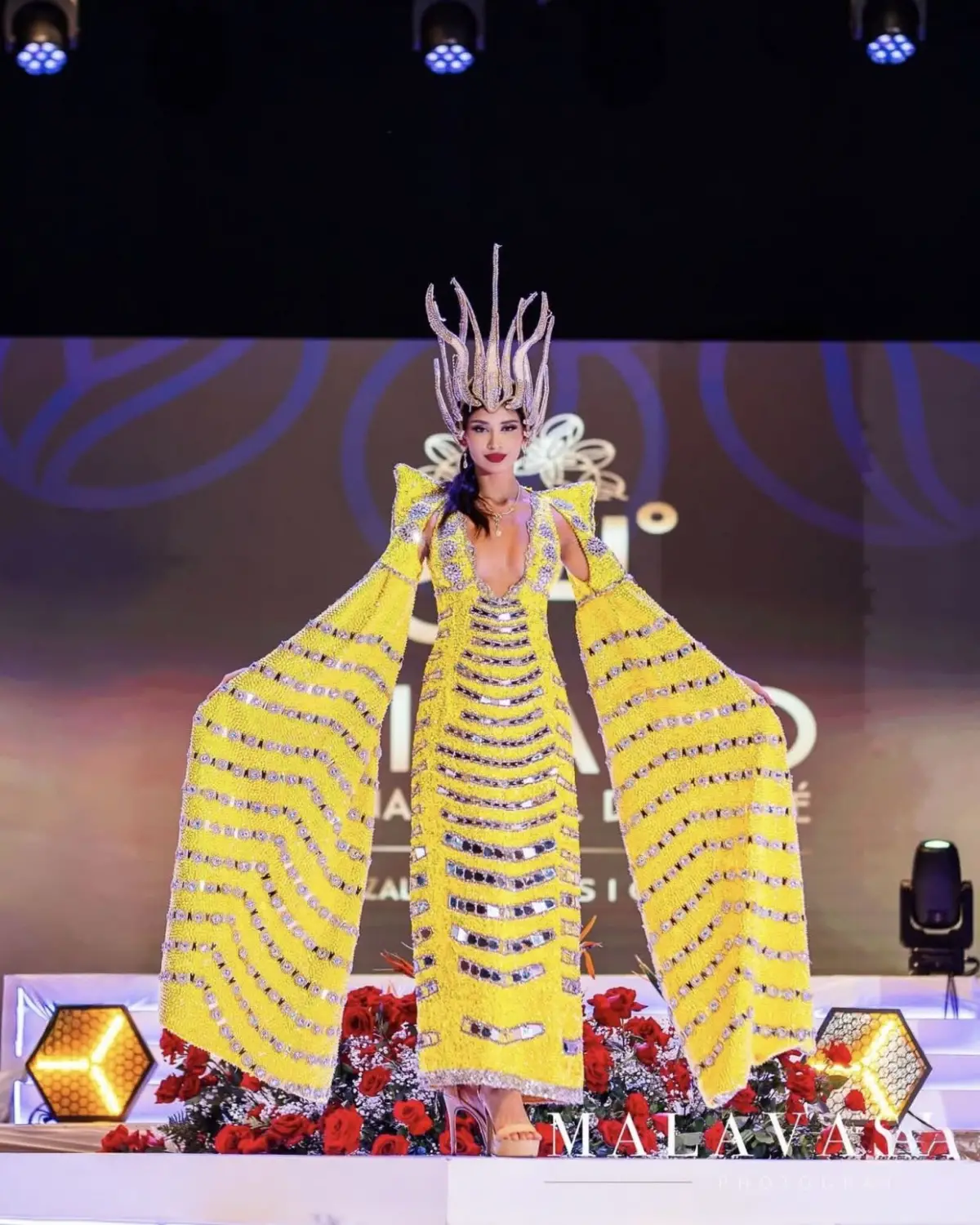 EN EL DESFILE. Melany González se consagró como Princesa Internacional del Reinado del Café 2026, tras la competencia realizada en Colombia.