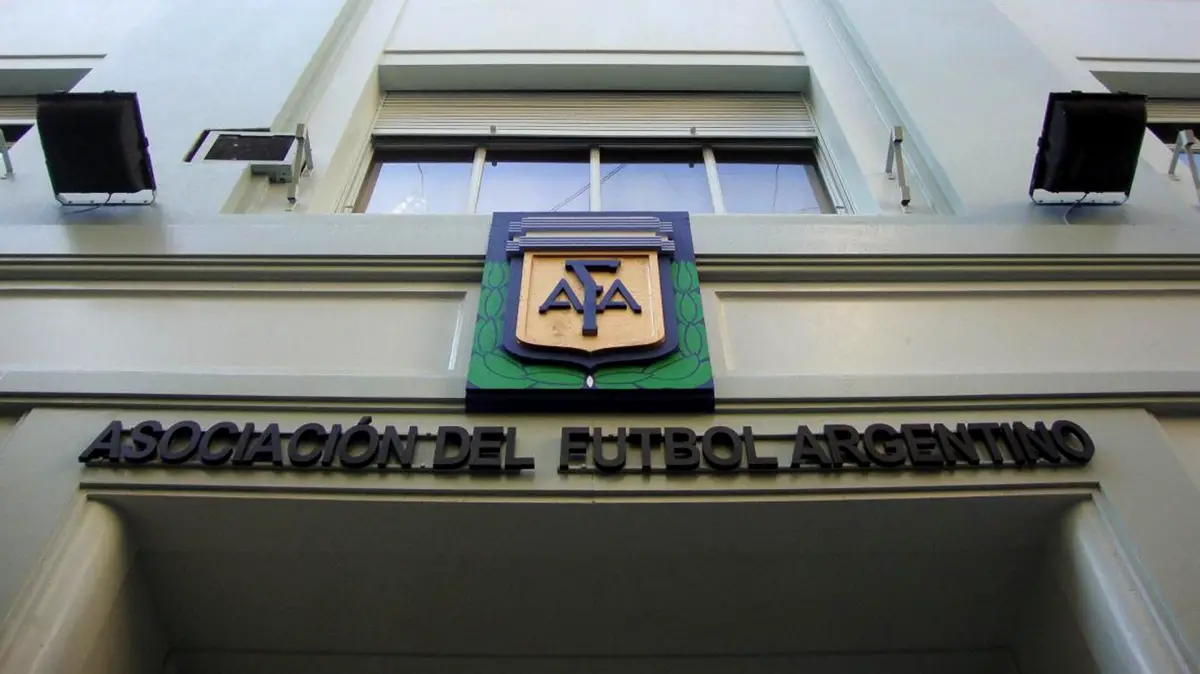 NO HAY PERDÓN. Jugadores y entrenadores que adeuden sanciones de 2025 deberán cumplirlas en el Torneo Apertura.