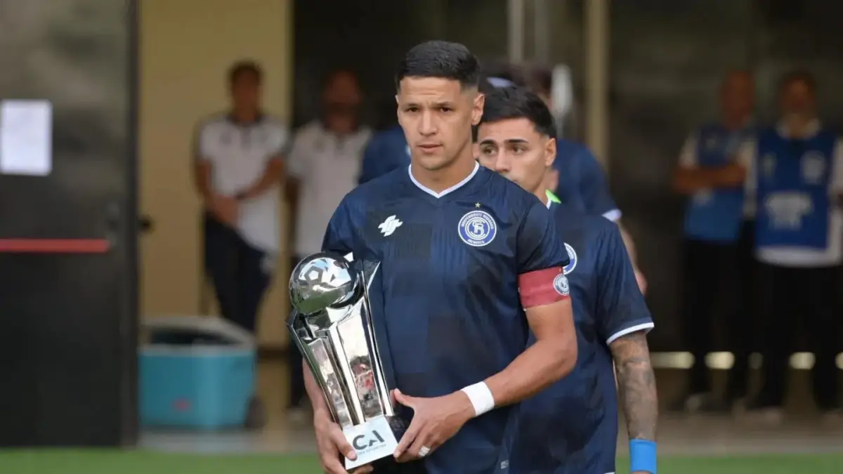 CON LA COPA. Independiente Rivadavia fue el encargado de inaugurar una nueva edición de la Copa Argentina y llevó el trofeo.