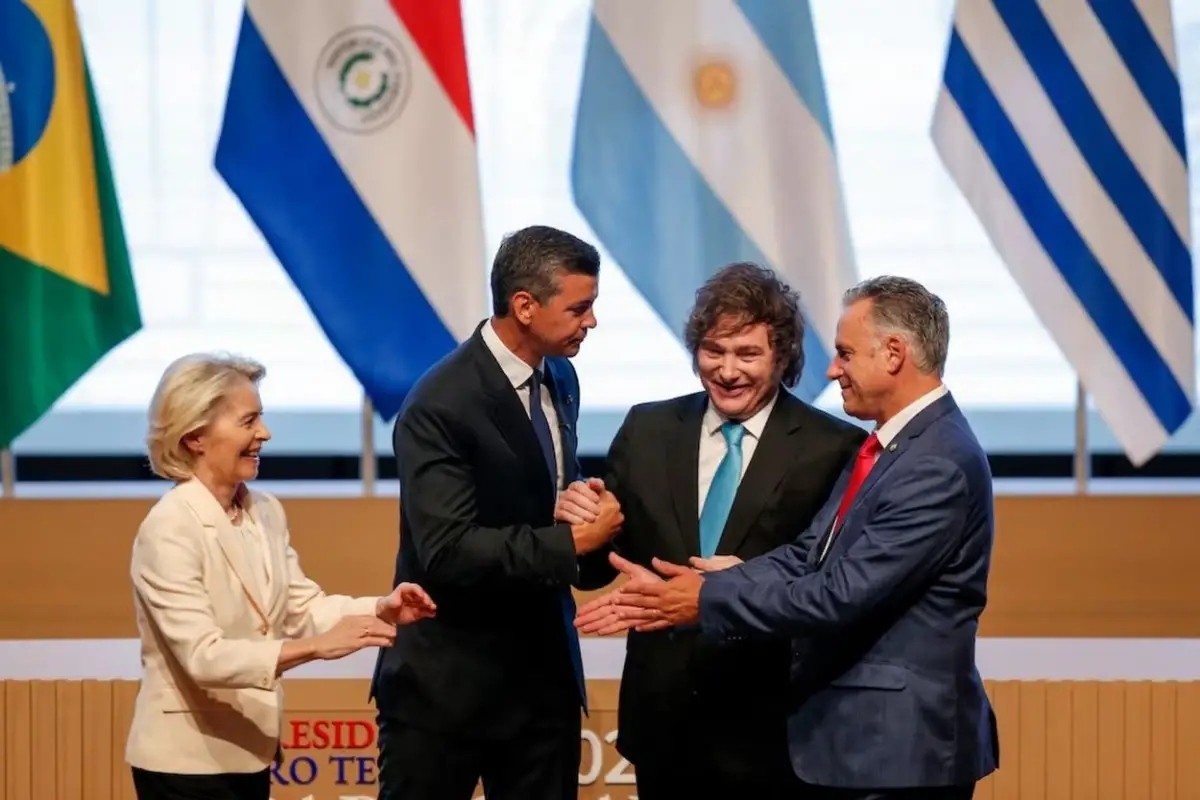 EN ASUNCIÓN. El presidente Milei, junto a sus pares del Mercosur -sin Lula- y la representante de la UE.