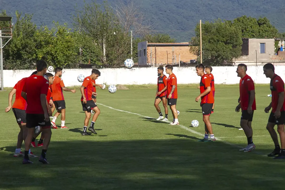 PUESTA A PUNTO. El plantel santo encarará la parte más fuerte de la pretemporada en Santiago del Estero.