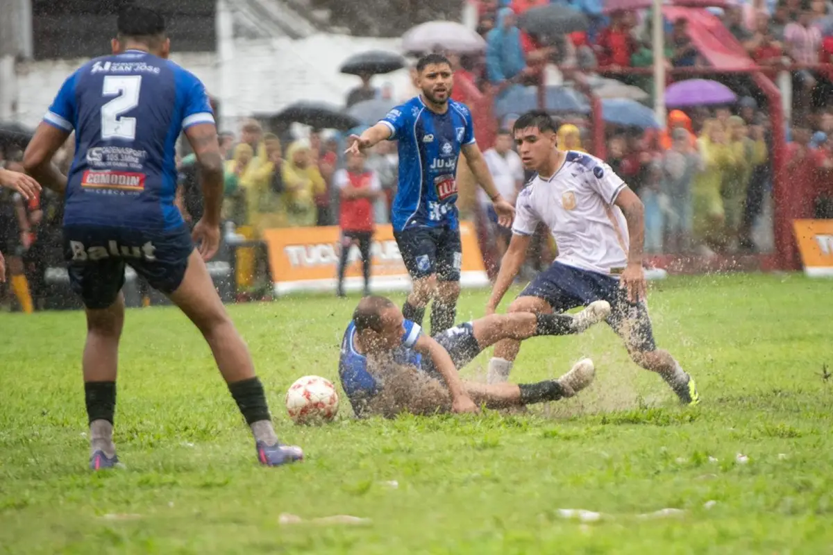 SUSPENDIDO. Tucumán Central y Talleres de Perico jugarán los 45 minutos restantes mañana a las 17.