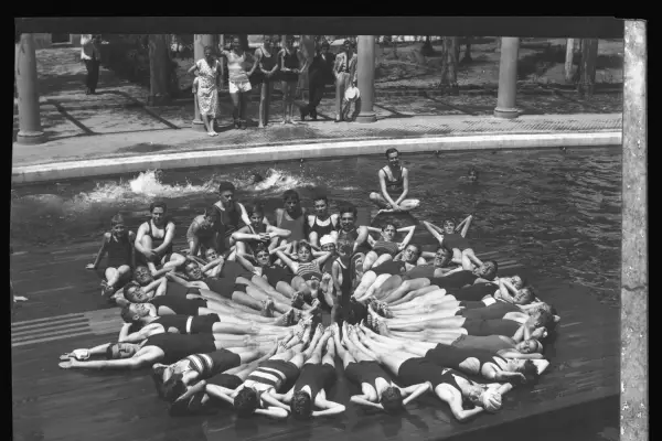 Recuerdos fotográficos: ¿Calores eran los de antes? Así estaba el piletón en 1934