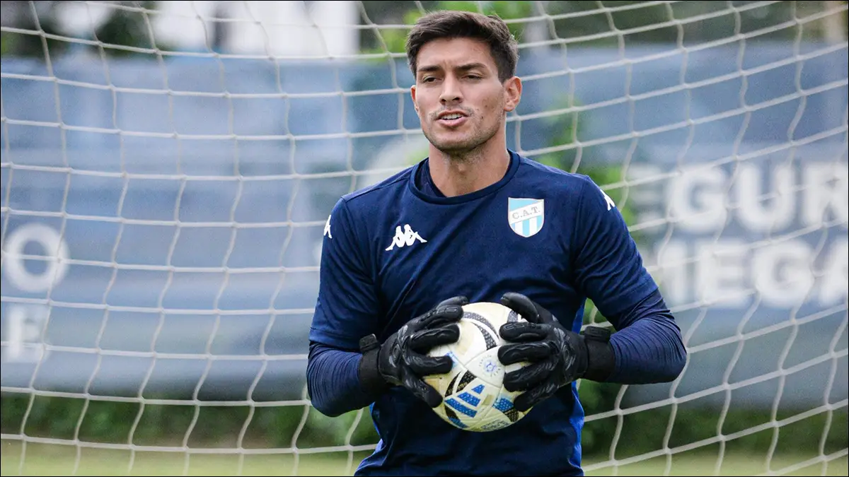 BAJO LOS TRES PALOS. Luis Ingolotti sumó sus primeras exigencias con la camiseta de Atlético Tucumán durante la gira por Uruguay, en un arco que ya empezó a ponerlo a prueba.
