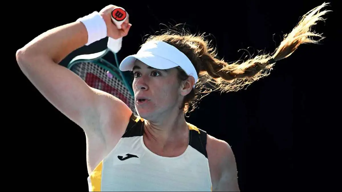 DEBUT Y DESPEDIDA. Solana Sierra, única argentina en el cuadro femenino, se despidió del Australian Open 2026 en la primera ronda tras caer ante la japonesa Moyuka Uchijima en sets corridos.