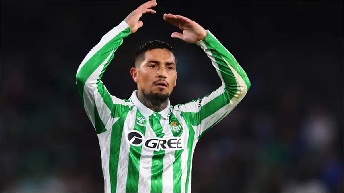 MERCADO DE PASES. Chimy Ávila, en uno de sus últimos partidos con el Betis, donde busca consolidar su recuperación futbolística.