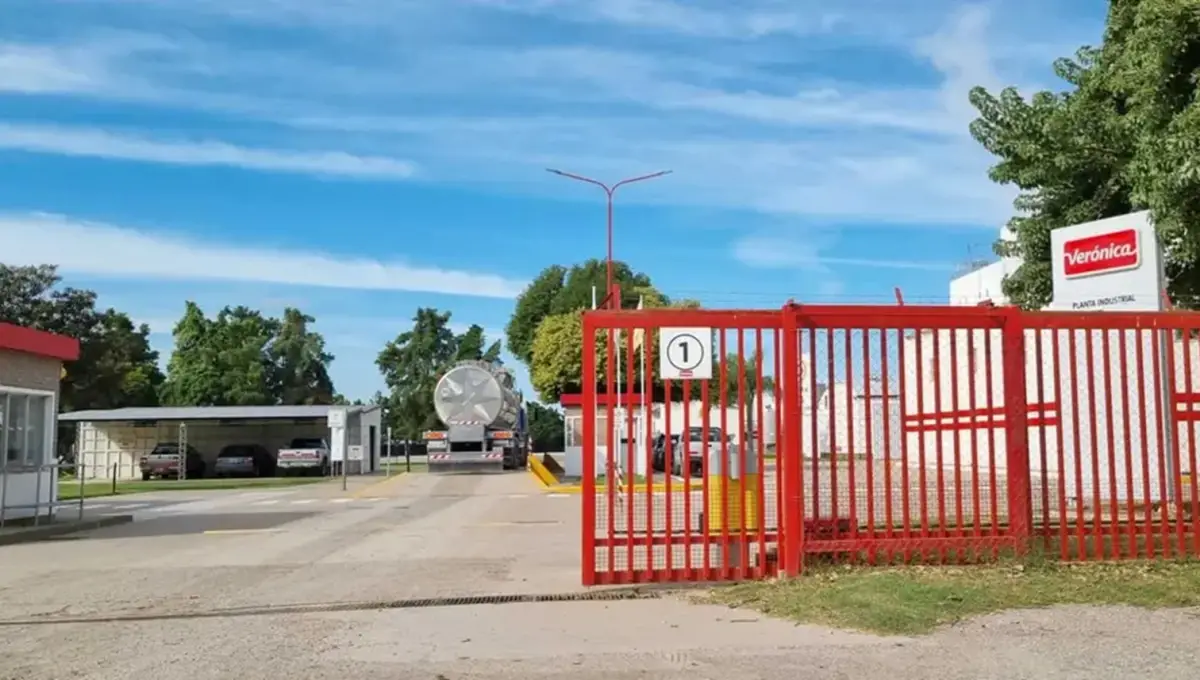 Gigante lácteo frenó todas sus plantas, suma casi 4.000 cheques sin fondos y empleados toman instalaciones