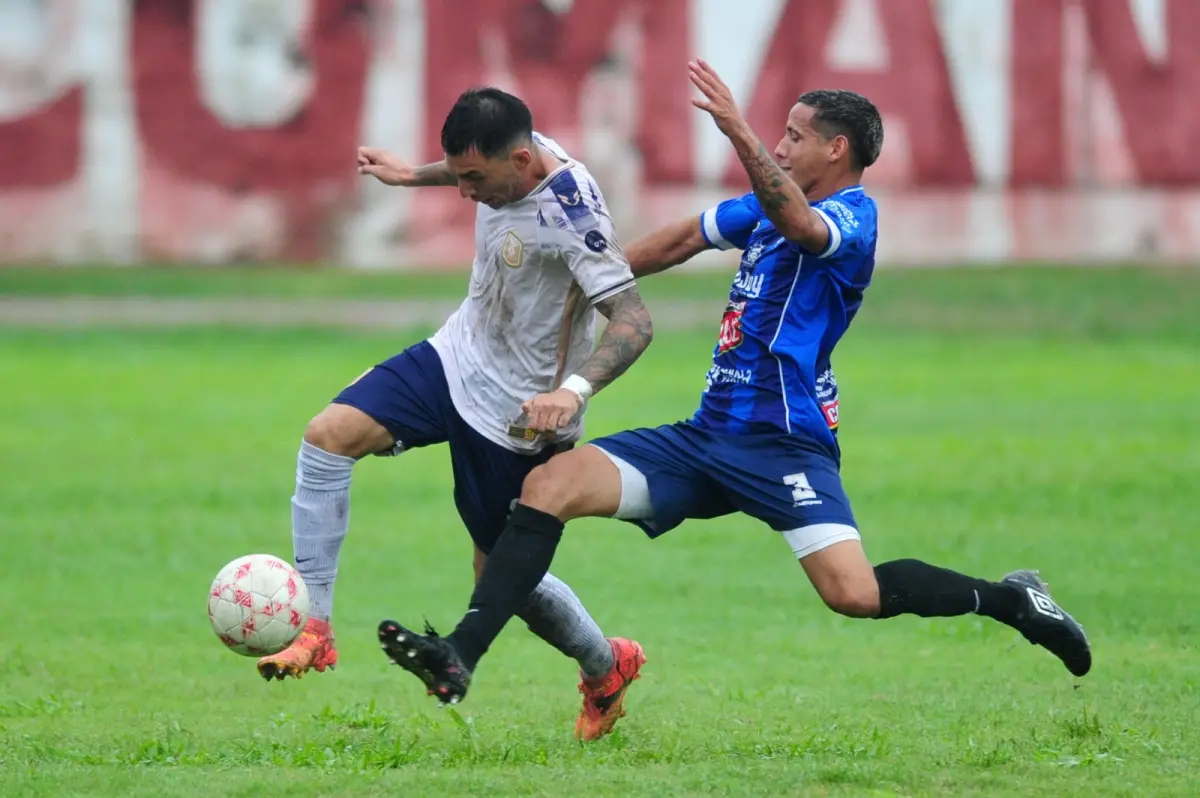 AL GALOPE. Bruno Medina intenta sacarse la marca de su rival. El delantero convirtió en las últimas tres instancias decisivas del Regional