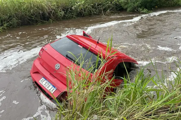 Tragedia en Tucumán: cayó un auto a un canal y murieron tres personas