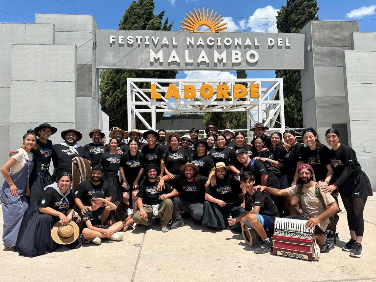 FELICIDAD PLENA. El cuerpo de baile posa en la entrada del predio donde se hizo la Fiesta Nacional de Laborde.