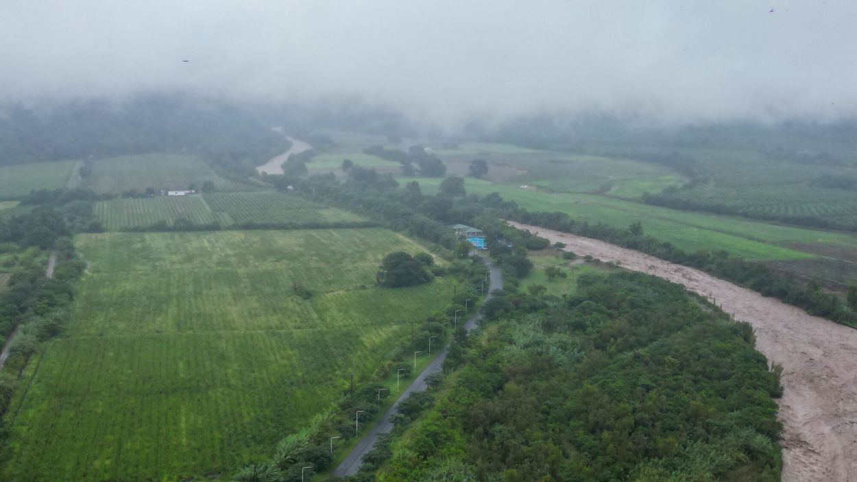 RIESGO. El río se aproximó bastante al balneario municipal de Lules.