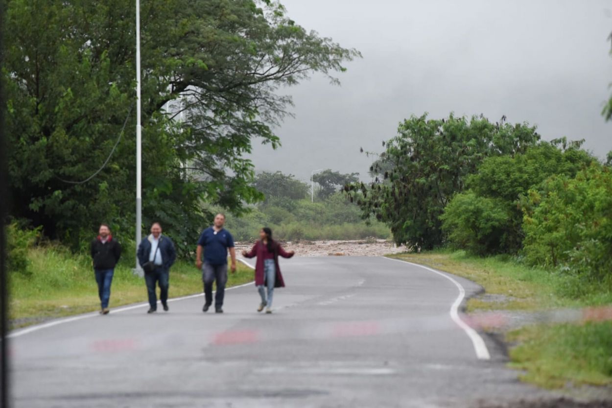 INSPECCIÓN. Personal del municipio de Lules recorre la ruta cortada.