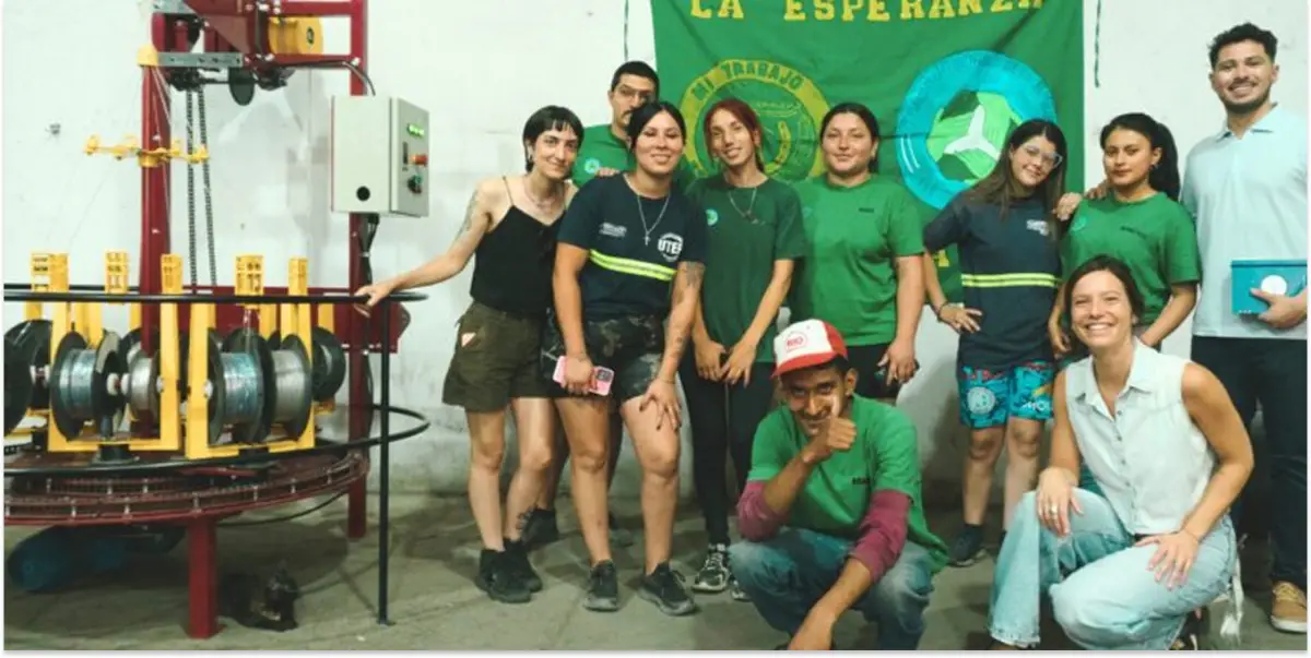 COOPERATIVA. Jóvenes de La Esperanza operan la nueva máquina que automatiza la producción de sogas recicladas.