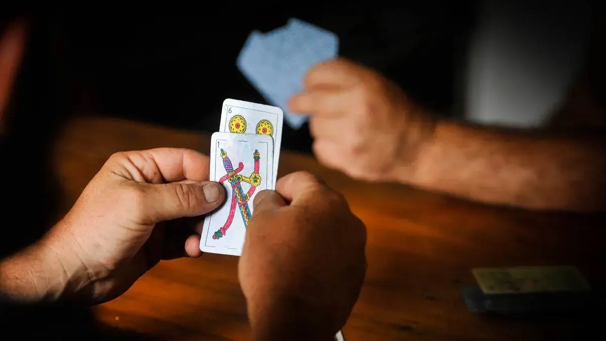 Jugando al truco en medio de la tormenta