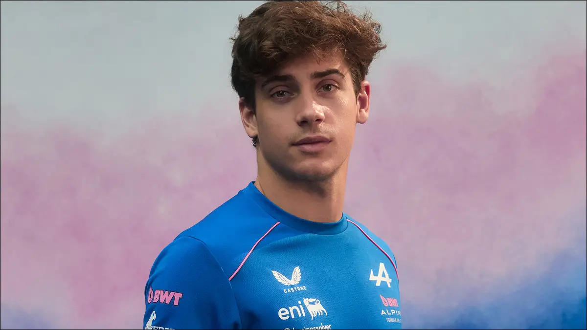 LANZAMIENTO. Colapinto exhibió la nueva indumentaria oficial de Alpine para la temporada 2026.