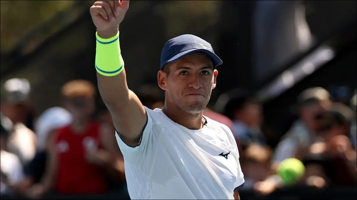 RESISTENCIA. Sebastián Báez sostuvo el ritmo ante Mpetshi Perricard y selló su pase a la segunda ronda en Melbourne.