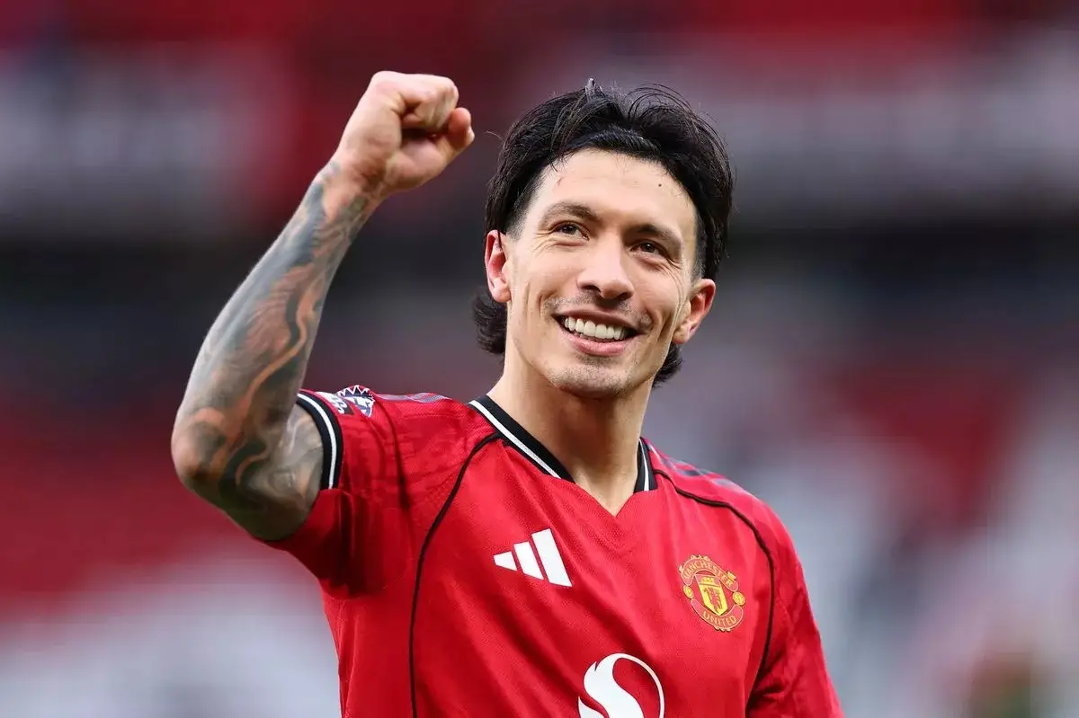 CARÁCTER. Lisandro Martínez recibió apoyo tras su reacción a las críticas de algunos históricos del Manchester United.