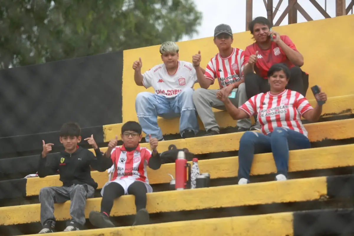 PASIÓN. López vio el partido entre San Martín y Mitre desde una de las tribunas del estadio de Mitre.