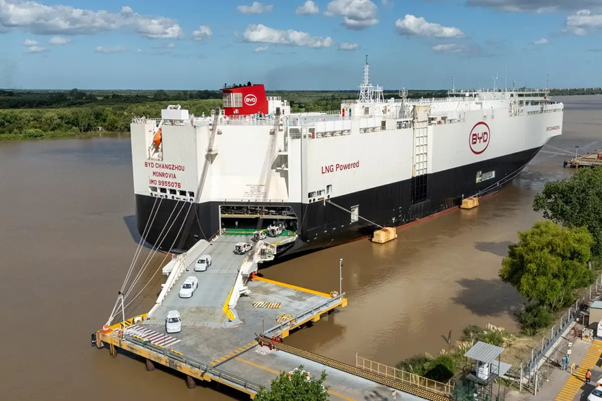El Changzhou de ByD en la terminal de Zárate.