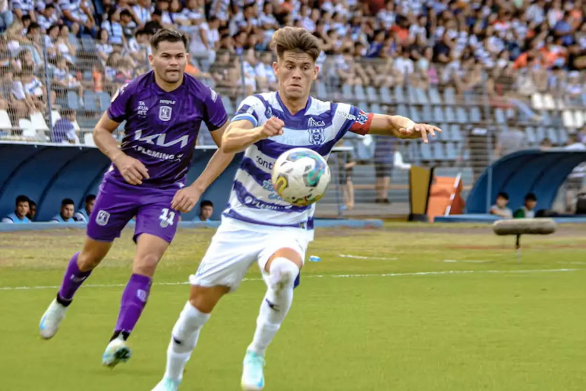 EL OCTAVO REFUERZO. El volante paraguayo Javier Domínguez llega para aportar recambio al mediocampo decano.