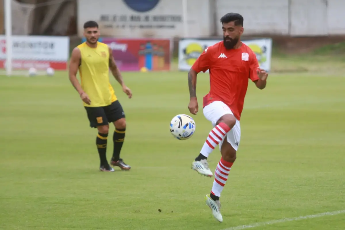 PRAGMÁTICO. Jorge Juárez se posiciona como un jugador elemental para la idea de Yllana: el volante cumple una función mixta dentro del mediocampo.