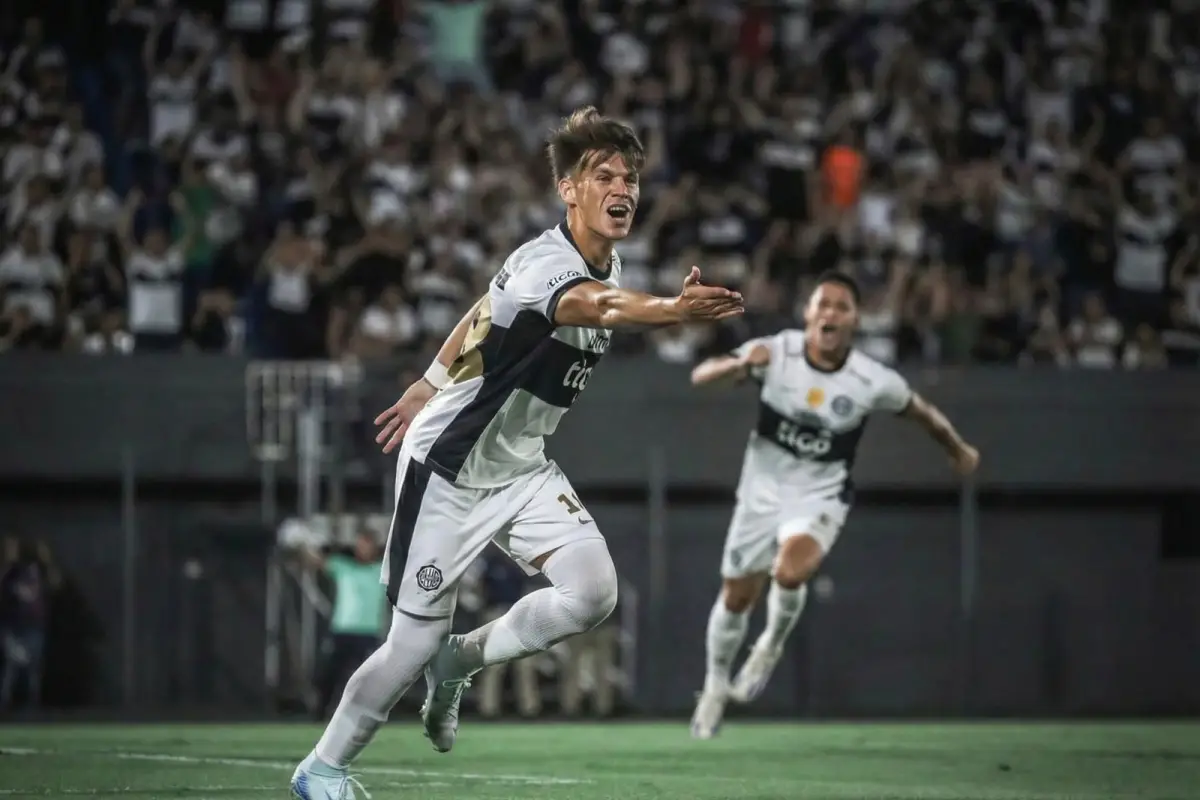 REFUERZA EL MEDIOCAMPO. Javier Domínguez, volante central de 25 años, llega para aportar despliegue físico y juego en la mitad de la cancha.