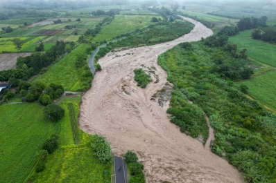 Rutas cortadas, ríos desbordados y el agua que no baja: la lluvia castiga a Tucumán