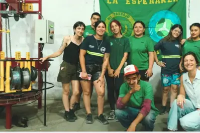 Una cooperativa cordobesa crea sogas con botellas y suma trabajo para jóvenes