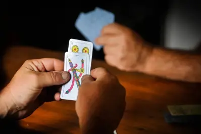 Jugando al truco en medio de la tormenta