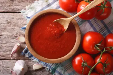 Por qué los hombres deberían comer tomate caliente más seguido: reduce el riesgo de un tipo de cáncer